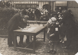 Photographie - Carte-photo - Cour Ecole ? Inscription Enfants - Fêtes Des Ecoles ? - Fotografie