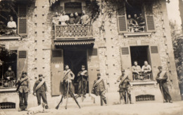 CPA 2775 - MILITARIA - Carte Photo Militaire - Un Groupe De Soldats Dans Un Hôtel Situé Près De MONTIGNY - SUR - LOING - Personen