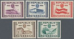 Österreich: 1955, 10 Jahre Republik Bestand Von 200 Kompletten Sätzen Dabei Auch Etliche Viererblock - Sammlungen