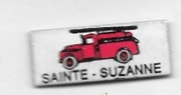 Pin's  Ville, Camion  Rouge  SAPEURS  POMPIERS  De  SAINTE  SUZANNE  ( 25 ) - Pompiers