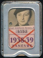 1938 Budapest Székesfővárosi Közlekedési Rt. által Kiadott Fényképes Bérlet Az 1938-39-es Tanévre, Eredeti Alumínium Tok - Ohne Zuordnung