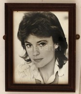 Jacqueline Bisset (1944-) Brit Színésznő   Saját Kezű Aláírása Egy A Művésznőt ábrázoló Fotón, üvegezett Keretben, 25x20 - Autres & Non Classés