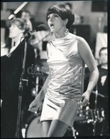 1967 Zalatnay Sarolta énekesnő Fellépés Közben, Feliratozott Sajtófotó, 21×16 Cm - Sonstige & Ohne Zuordnung