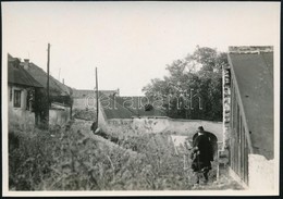 1933 Budapest, Tabán, Holdvilág Utca Tabáni Festővel, Hátoldalon Feliratozott Fotó, 6×8,5 Cm - Sonstige & Ohne Zuordnung