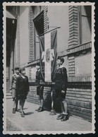 Cca 1930 Tiszteletadás és Levente Díszőrség Az Angyalos Címeres Zászló Előtt, 8,5×6 Cm - Sonstige & Ohne Zuordnung