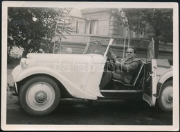 1935 Agárd, Férfi A Fehér 'Adler' Autóban, Hátoldalon Feliratozott Fotó, 6×8 Cm - Sonstige & Ohne Zuordnung