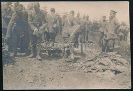 1917 Temetés A Harctéren, Hátoldalon Feliratozott Fotó, 5×7,5 Cm - Sonstige & Ohne Zuordnung