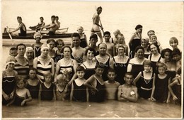 * 1927 Balatonkenese, Fürdőzők Csoportképe, Mögöttük Fiúk Evezős Csónakokkal. Pfeifer Antal Photo (vágott / Cut) - Ohne Zuordnung