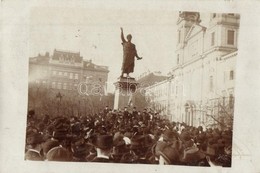 T2 1908 Budapest V. Petőfi Szobor, Március 15-ei ünnepség, Darutollas Férfiak A Szobor Lábánál, Tömeg. Photo - Ohne Zuordnung