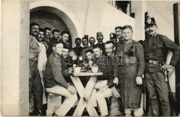 * T2/T3 Osztrák-magyar Katonák Ebédelnek Az Asztalnál / WWI Austro-Hungarian K.u.K. Soldiers Having Lunch By The Table.  - Unclassified