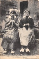 Thème.  Métiers Divers. Tricot.     Auvergne     Paysannes   Tricotant    (Voir Scan) - Otros & Sin Clasificación