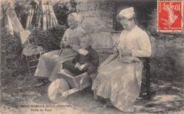 Thème.  Métiers Divers. Tricot. 44 Saint Mars La Jaille    Femmes En Costume  Tricotant. Enfant En Brouette (Voir Scan) - Altri & Non Classificati