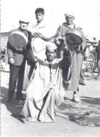 MARRAKECH  CHARMEUR DE SERPENT BRANDIT LE REPTILE AU DESSUS DE SA TETE  DECEMBRE 1973 - Afrique