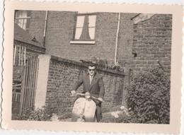 Delcampe - Man On Scooter - Photo - Motorräder