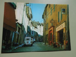 VAR RIANS EN PROVENCE LA RUE DE LA REPUBLIQUE ET LES COMMERCANTS  VOITURE RENAULT 4 - Rians