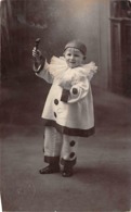 Thème:     Cirque.   Carte Photo Enfant Habillé En Pierrot   Photo Lainé 49 Angers    (Voir Scan) - Cirque