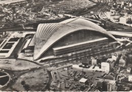 92 - LA DEFENSE - En Avion Sur Le Rond Point De La Défense Et Le Palais Du C.N.I.T. - La Defense