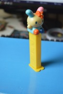 Rare Pez Lapin Dans Hello Kitty  Fabrication Chine - Pez