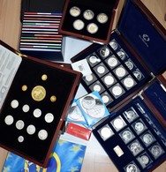 Alle Welt: Ein Karton Mit Münzen Und Medaillen Aus Aller Welt. Dabei: EUROPA 2002 - 13 Ländersets 1c - Altri & Non Classificati