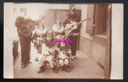 REF 375 : CPA Carte Photo Famille Sur La Terrasse D'un Restaurant à Carouge Suisse Déguisement Clown Pierrot La Lune - Carouge