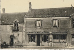 Villebougis  89   Rue Animée Et  Boulangerie-Epicerie-Mercerie - Villebougis