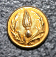 Petit Bouton D'uniforme Ancien De Gendarme "Gendarmerie Nationale" Fabricant : TW & W Paris (TRELON WELDON & WEILL) - Boutons