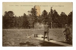 864 - Le Mont Dore - Salon Du Capucin - Tir Aux Pigeons (tireur Et Homme Actionnant Le Départ Des Disques) Circulé - Shooting (Weapons)