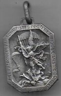 Médaille - St Michel Patron Des Parachutistes Protégez Nous Dans Le Combat - Autres & Non Classés