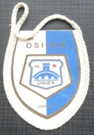 NK OSIJEK CROATIA SOCCER / FUTBOL / CALCIO OLD PENNANT, SPORTS FLAG - Kleding, Souvenirs & Andere