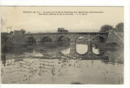 Carte Postale Ancienne Carizay - Le Pont Sur La Sèvre Nantaise Entre Les Deux Sèvres Et La Vendée - Cerizay