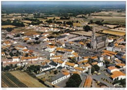 Carte Postale 85. Soullans  Vue D'avion Et Le Stade De Football Trés Beau Plan - Soullans