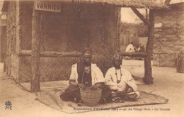 Thème  Exposition Coloniale.    Orléans 1905      Village Noir .Un Vannier    (voir Scan) - Exhibitions