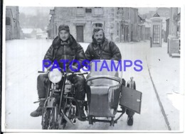 Delcampe - 121407 ARGENTINA REAL PHOTO MAN'S WITH MOTO MOTORCYCLE C/ SIDECAR DAMAGED NO POSTAL POSTCARD - Motorräder