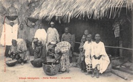 Thème  Exposition Coloniale.  Paris  75  Porte Maillot  Village Sénégalais . Le Lavoir     (voir Scan) - Esposizioni