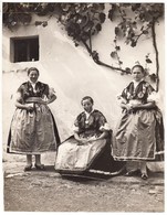 Cca 1920-1930 Kerny István (1879-1963): Kapuvári Leányok Viselete, Feliratozott Vintage Fotó, A Szerző Hagyatékából, Fel - Other & Unclassified