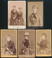 Cca 1900 Hölgyek, 5 Db Keményhátú Fotó Különböző Műtermekből (Koller, Goldstein&Szerdahelyi, Liederhofer), 11×7 Cm - Autres & Non Classés