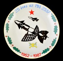 '25 éves Az MN 2537 / 1962-1987' Feliratos, Katonai Motívumos Alföldi Porcelán Emléktányér, Matricás, Jelzett, Apró Kopá - Autres & Non Classés