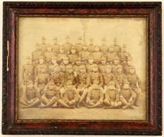 Cca 1914-1918 Katonák Csoportképe, Köztük Tüzérek Is, Fotó, üvegezett Fa Keretben, 15,5×19 Cm - Other & Unclassified