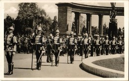 T2 1943 Budapest XIV. Országházi Díszőrség A Millenniumi Emlékmű Előtt (Hősök Tere), Mögöttük Darutollas Katonák. Kallós - Unclassified