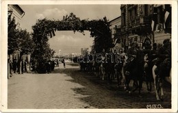 T2 1940 Dés, Dej; Bevonulás, Díszkapu, Magyar Zászlók / Entry Of The Hungarian Troops, Decorated Gate, Hungarian Flags + - Unclassified