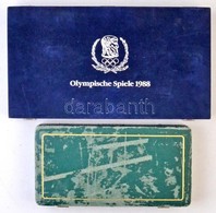 2db Bársonyborítású éremtartó Kazetta: 'Olympische Spiele 1988' és '25th Anniversary Coin Collection - World Wildlife Fo - Ohne Zuordnung