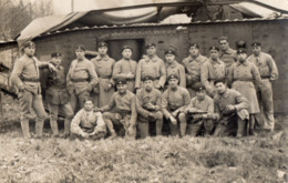 CPA 2801 - MILITARIA - Carte Photo Militaire - Un Groupe De Tankistes Du 551 ème RCC & Char De Combat - Personnages