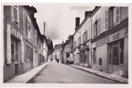 37 - LE GRAND-PRESSIGNY - RUE PRINCIPALE - COMMERCES LES DOCKS DE FRANCE  TABAC TAILLEUR CHAUSSURES - Le Grand-Pressigny