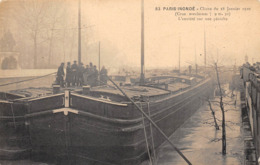 PARIS-INONDE- JANVIER 1910 L'ANXIETE SUR UNE PENICHE - Inondations De 1910