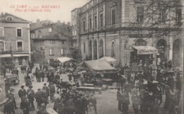 CPA (81) MAZAMET Place De L' Hôtel De Ville Jour De Marché Marchand Ambulant (2 Scans) - Mazamet