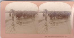 1900  / KILBURN 13636 / 17 TH INFANTRY CROSSING THE RIVER - Photos Stéréoscopiques