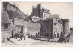 116 - LE MONT-SAINT-MICHEL - L'Entée Du Mont à L'arrivée Du Train - Le Mont Saint Michel