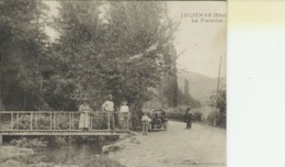 Juliénas (69) - CPA - La Planche - Vieille Voiture Et Des Personnes Sur Le Pont Et La Route (carte Coupée à Droite?!) - Julienas