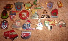 Lot De 17 Pin's Sapeurs Pompiers - Camions - Villes - Pompiers