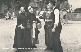 Schagen, Gezellig Praatje Op De Westfriese Markt   (glansfotokaart) - Schagen